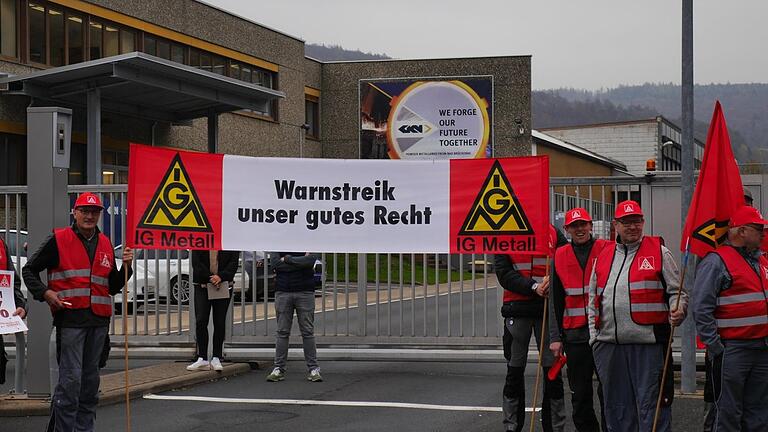 Warnstreik bei GKN Sinter Metals Bad Brückenau       -  Zum Schichtwechsel versammelten sich die Angestellten von GKN zum Warnstreik