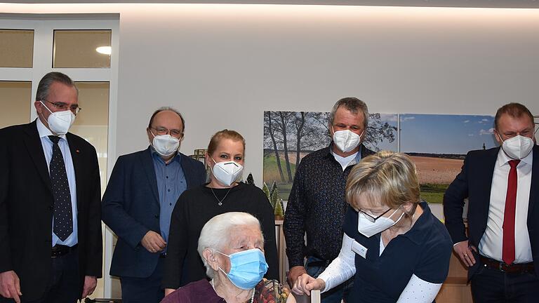 Im Seniorenzentrum Bergtheim. Hinten von links: MdB Paul Lehrieder, Geschäftsführer Prof. Dr. Alexander Schraml, stv. Pflegedienstleiterin Veronika Groll, Reinhold Rumpel (Sohn der Bewohnerin), Landrat Thomas Eberth. Vorne von links: Frieda Rumpel und Dr. Monika Böhme. Im Seniorenzentrum Bergtheim. Hinten von links: MdB Paul Lehrieder, Geschäftsführer Prof. Dr. Alexander Schraml, stv. Pflegedienstleiterin Veronika Groll, Reinhold Rumpel (Sohn der Bewohnerin), Landrat Thomas Eberth. Vorne von links: Frieda Rumpel und Dr. Monika Böhme.