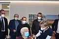 Im Seniorenzentrum Bergtheim. Hinten von links: MdB Paul Lehrieder, Geschäftsführer Prof. Dr. Alexander Schraml, stv. Pflegedienstleiterin Veronika Groll, Reinhold Rumpel (Sohn der Bewohnerin), Landrat Thomas Eberth. Vorne von links: Frieda Rumpel und Dr. Monika Böhme.