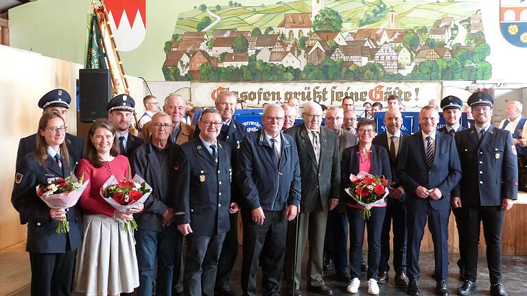Zahlreiche Jubilare wurden beim Feuerwehrfest in Glasofen für langjährige Treue zur Freiwilligen Feuerwehr ausgezeichnet. Mit im Bild die Ehrengäste Marktheidenfelds Bürgermeister Thomas Stamm, Landrätin Sabine Sitter, MdB Alexander Hoffmann, Bezirksrätin Maria Hoßmann und Kreisbrandmeisterin Anna Diener. Zahlreiche Jubilare wurden beim Feuerwehrfest in Glasofen für langjährige Treue zur Freiwilligen Feuerwehr ausgezeichnet. Mit im Bild die Ehrengäste Marktheidenfelds Bürgermeister Thomas Stamm, Landrätin Sabine Sitter, MdB Alexander Hoffmann, Bezirksrätin Maria Hoßmann und Kreisbrandmeisterin Anna Diener.