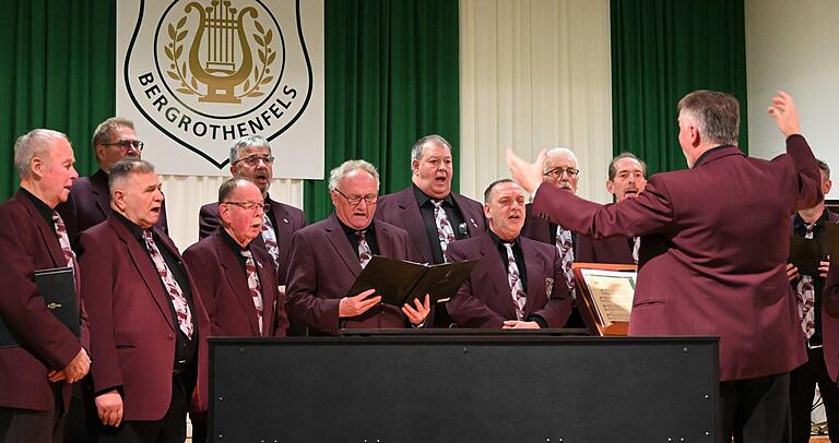 Der Männerchor des gastgebenden Gesangvereins. Der Männerchor des gastgebenden Gesangvereins.