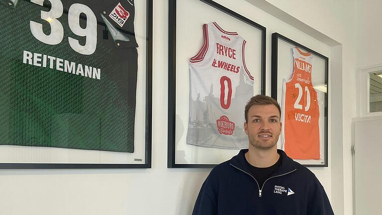 Max Lang, Athletiktrainer der Wölfe Würzburg, in seiner Physiotherapie-Praxis in Estenfeld: An der Wand hängen Trikots von Handballern und Basketballern, die er trainiert oder behandelt hat. Max Lang, Athletiktrainer der Wölfe Würzburg, in seiner Physiotherapie-Praxis in Estenfeld: An der Wand hängen Trikots von Handballern und Basketballern, die er trainiert oder behandelt hat.