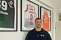 Max Lang, Athletiktrainer der Wölfe Würzburg, in seiner Physiotherapie-Praxis in Estenfeld: An der Wand hängen Trikots von Handballern und Basketballern, die er trainiert oder behandelt hat.