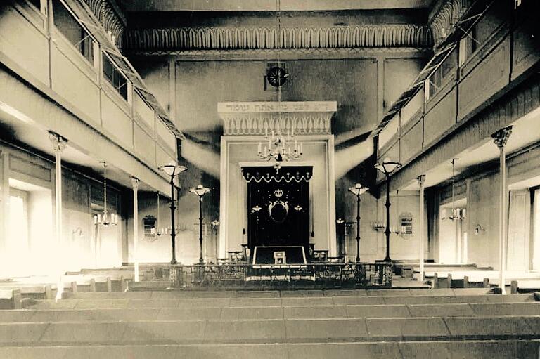 In der Synagoge in der Domerschulstraße sang Ludwig Pfeuffer mit einigen seiner Jugendfreunde im Chor. In der Synagoge in der Domerschulstraße sang Ludwig Pfeuffer mit einigen seiner Jugendfreunde im Chor.