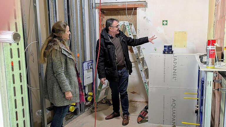 Bürgermeister Harald Hofmann erläutert Kindergarten-Leiterin Claudia Eschenbach die geplante Ausstattung im „Babybad“. - Bürgermeister Harald Hofmann erläutert Kindergarten-Leiterin Claudia Eschenbach die geplante Ausstattung im „Babybad“. Bürgermeister Harald Hofmann erläutert Kindergarten-Leiterin Claudia Eschenbach die geplante Ausstattung im „Babybad“. - Bürgermeister Harald Hofmann erläutert Kindergarten-Leiterin Claudia Eschenbach die geplante Ausstattung im „Babybad“.