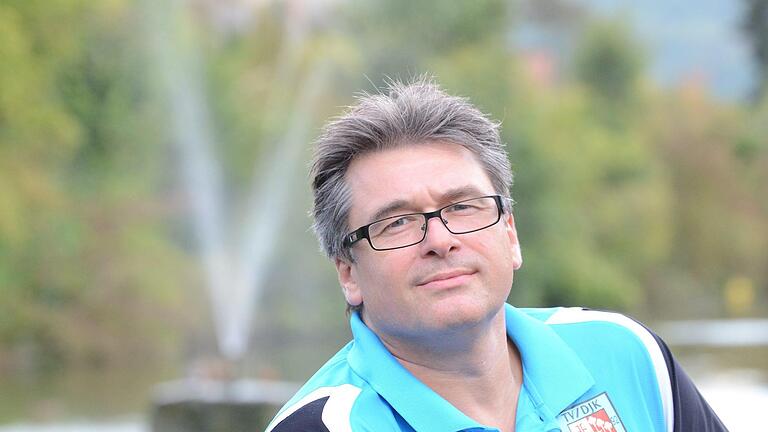 Hat sich in Hammelburg bestens eingelebt: Volleys-Trainer Karl Kaden am Weiher vor dem Roten Schloss.Jürgen Schmitt       -  Hat sich in Hammelburg bestens eingelebt: Volleys-Trainer Karl Kaden am Weiher vor dem Roten Schloss.Jürgen Schmitt