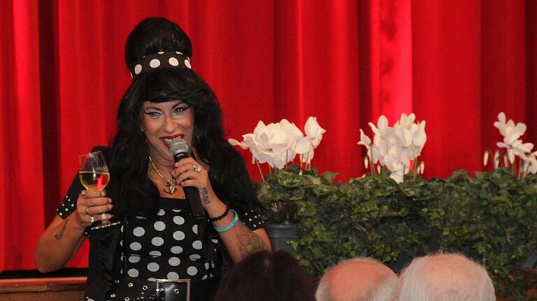 Esther Filly, alias Amy Winehouse, sorgte mit ihrer Gesangseinlage für beste Stimmung im Saal und gewann sowohl den 'Marktheidenfelder Stern', als auch den Publikumspreis.
