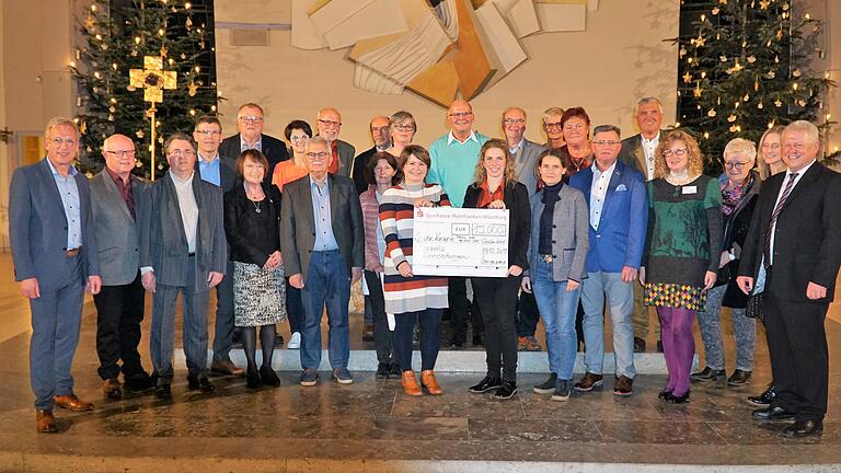 Die Vertreter der sozialen Einrichtungen, Kirchenstiftungen und Vereine nach der Spendenübergabe in der katholischen Pfarrkirche beim Gruppenfoto mit (links) Peter Silberbach und (rechts) Ernst Reinhardt. Die Vertreter der sozialen Einrichtungen, Kirchenstiftungen und Vereine nach der Spendenübergabe in der katholischen Pfarrkirche beim Gruppenfoto mit (links) Peter Silberbach und (rechts) Ernst Reinhardt.