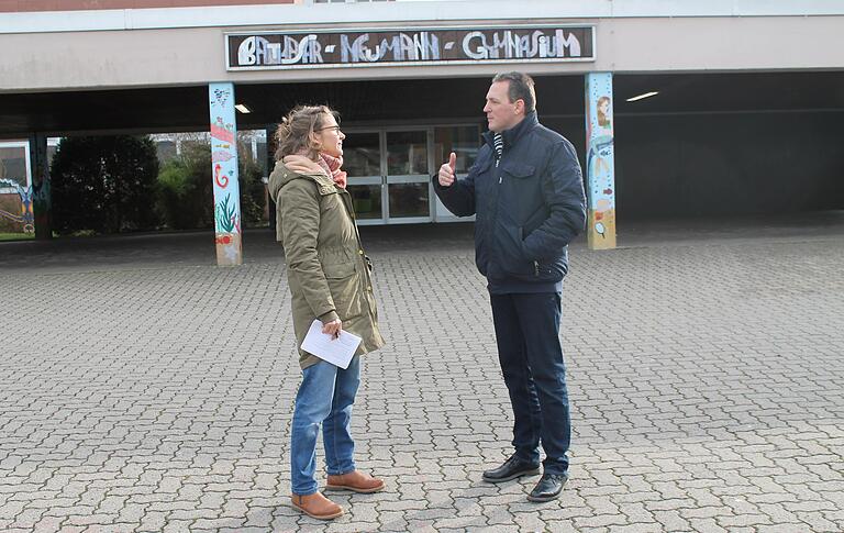 Arbeitsstätte und Sorgenkind: Vor dem Gebäude des Balthasar-Neumann-Gymnasiums erläutert Holger Seidel, wie dringend hier etwas in Sachen Sanierung geschehen muss. Arbeitsstätte und Sorgenkind: Vor dem Gebäude des Balthasar-Neumann-Gymnasiums erläutert Holger Seidel, wie dringend hier etwas in Sachen Sanierung geschehen muss. 