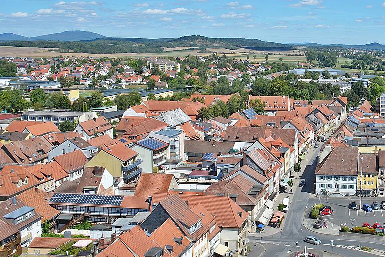 Eine Hochzeitsfeier im Raum Bad Königshofen sowie Covid-19 Infektionen an drei Schulen im Schulviertel der Stadt (Mitte links) beschäftigt zur Zeit das Gesundheitsamt Bad Neustadt