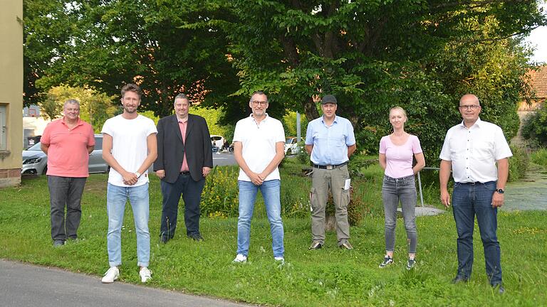 Nun ist er auch formal gegründet: der 'Dorfladen Urspringen'. Bei der Gründungsversammlung wurden unter anderem auch Wahlen durchgeführt: (von links)&nbsp; Volker Hahn vom Institut für Nahversorger, Fabian Kuhn (Gründungsgesellschafter TSV) Geschäftsführer Wolfgang Künzl, Paul Nätscher (Gründungsgesllschafter FC Grasshoppers), Gerhard Kasamas (Gründungsgesellschafter Feuerwehr), Beisitzerin Nina Barthel und Bürgermeister und Geschäftsführer Volker Hemrich.