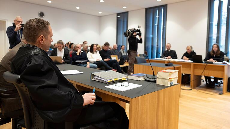 Am Montag fiel am Amtsgericht Haßfurt das Urteil gegen den angeklagten Jäger, der die freilaufende Hündin Mara im Sommer 2022 erschossen hat. Am Montag fiel am Amtsgericht Haßfurt das Urteil gegen den angeklagten Jäger, der die freilaufende Hündin Mara im Sommer 2022 erschossen hat.