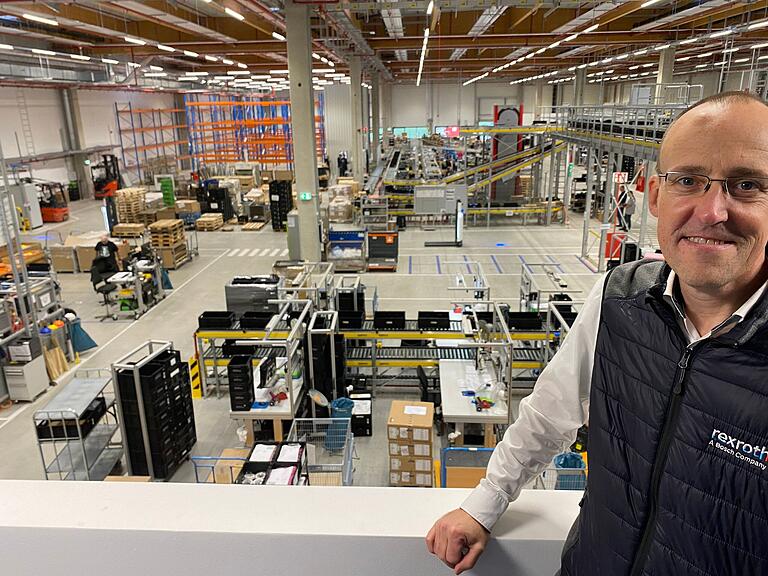 Mark Leverhoehne hat Bau und Inbetriebnahme des neuen Rexroth-Logistikzentrums im Lohrer Süden als Projektleiter von Anfang an begleitet. Mittlerweile hat die Anlage ihren Betrieb aufgenommen. Mark Leverhoehne hat Bau und Inbetriebnahme des neuen Rexroth-Logistikzentrums im Lohrer Süden als Projektleiter von Anfang an begleitet. Mittlerweile hat die Anlage ihren Betrieb aufgenommen.