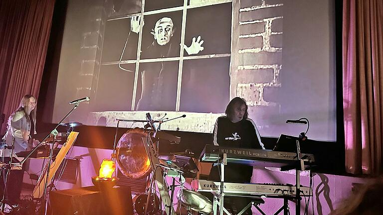 Udo Langer (rechts) inmitten seiner Musikinstrumente und Markus Spiethaler am Synthesizer, den Klangschalen und anderen notwendigen Utensilien. Udo Langer (rechts) inmitten seiner Musikinstrumente und Markus Spiethaler am Synthesizer, den Klangschalen und anderen notwendigen Utensilien.