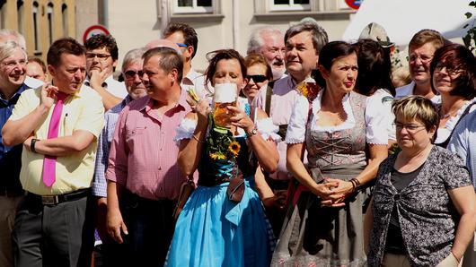 Auch bei der Eröffnung geht schon einmal eine schnelle Maß Bier. Auch bei der Eröffnung geht schon einmal eine schnelle Maß Bier.