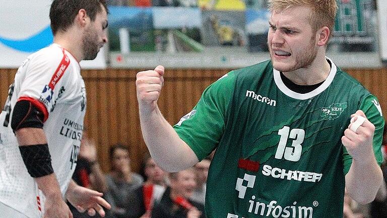 DKB 2. Handball-Bundesliga, DJK Rimpar Wölfe - TuS Ferndorf       -  Gewinnen geht doch noch! Rimpars Patrick Gempp bejubelt seinen Treffer.