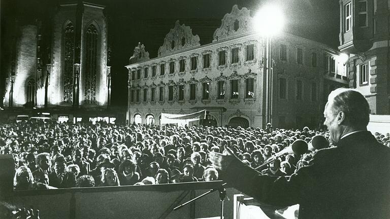 Eine eindrucksvolle Kulisse bot sich dem Redner beim Besuch des SPD-Parteivorsitzenden Willy Brandt im Oktober 1982 auf dem oberen Markt in Würzburg.