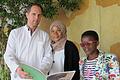 Daniel Röder von der Klinik und Poliklinik für Anästhesiologie des Uniklinikums Würzburg zusammen mit Fatma Said (links) und Debora Madyedye vom Bugando Medical Centre in Mwanza/Tansania.