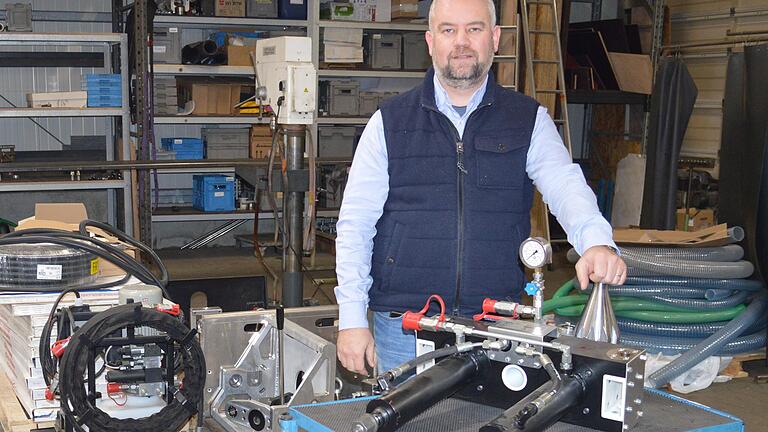 Hightech aus Bad Königshofen: Diplomingenieur (FH) Peter Wieczorek, Geschäftsführer von Renergie Systeme, hat mit seinem Team eine innovative Grubenpressbohranlage entwickelt. Jetzt wurde die erste Anlage verkauft.