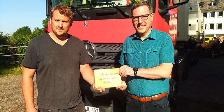 Grüße aus der Rhön für die Betroffenen: Julian Lörzel aus Oberwaldbehrungen (links) überreichte dem Bürgermeister von Nettersheim, Norbert Crump, die gesammelten Geldspenden für die Flutopfer. Grüße aus der Rhön für die Betroffenen: Julian Lörzel aus Oberwaldbehrungen (links) überreichte dem Bürgermeister von Nettersheim, Norbert Crump, die gesammelten Geldspenden für die Flutopfer.