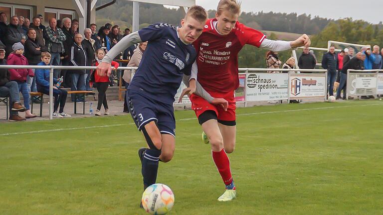 Viele rassige, aber faire Zweikämpfe gab es im Spiel zwischen dem TSV Trappstadt (rechts Luke Harth) und dem TSV-DJK Wülfershausen (links Kai Will). Viele rassige, aber faire Zweikämpfe gab es im Spiel zwischen dem TSV Trappstadt (rechts Luke Harth) und dem TSV-DJK Wülfershausen (links Kai Will).