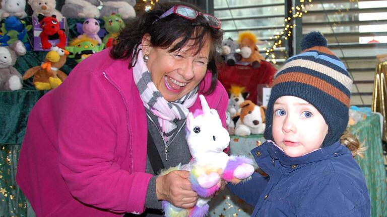Mit ihrer Freude steckte die Rothenburgerin Irene Sieber die Besucher an und begeisterte Kinder wie hier die kleine Emilie mit ihren Wärmetieren.