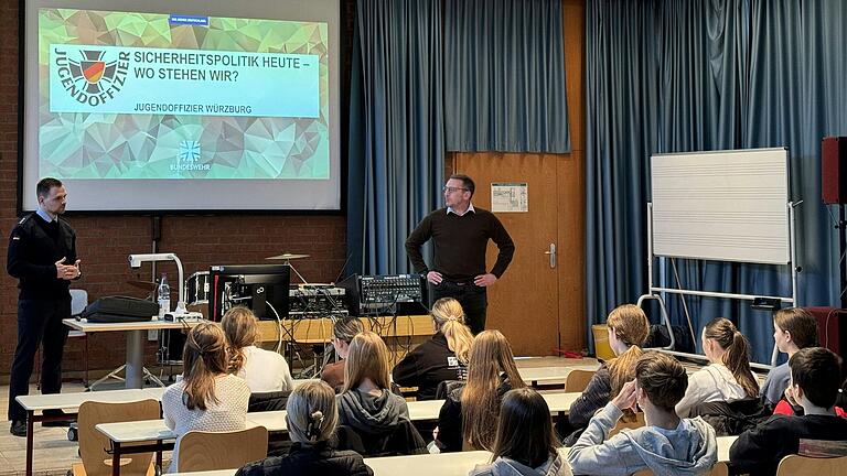 Jugendoffizier Philipp Nürnberger stellt sich den Fragen der Abschlussklassen in der Realschule Marktheidenfeld.