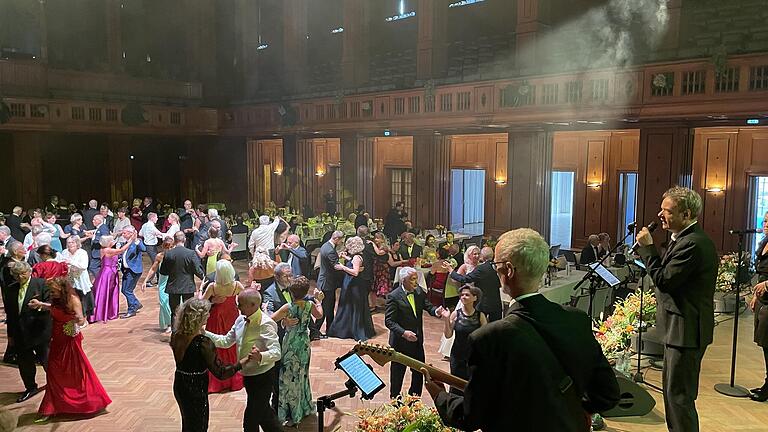 Für stimmungsvolle Live-Musik sorgte die „Matthias Witt Band“ mit Pop-, Disco- und Party-Musik. - Für stimmungsvolle Live-Musik sorgte die „Matthias Witt Band“ mit Pop-, Disco- und Party-Musik. Für stimmungsvolle Live-Musik sorgte die „Matthias Witt Band“ mit Pop-, Disco- und Party-Musik. - Für stimmungsvolle Live-Musik sorgte die „Matthias Witt Band“ mit Pop-, Disco- und Party-Musik.