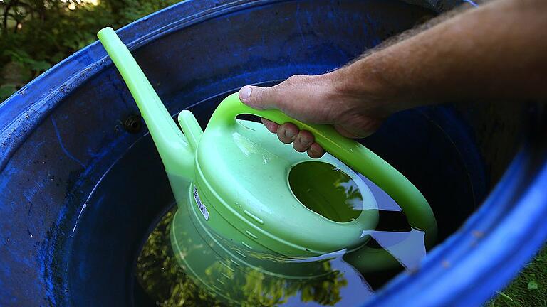Zu viel des Guten? - Wasser an der richtigen Stelle sparen - Das Wasser wird knapp – in einigen Mellrichstädter Stadtteilen soll das Bewässern von Gärten auf ein Minimum reduziert werden. Zu viel des Guten? - Wasser an der richtigen Stelle sparen - Das Wasser wird knapp – in einigen Mellrichstädter Stadtteilen soll das Bewässern von Gärten auf ein Minimum reduziert werden.