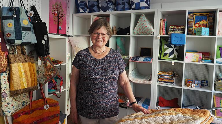 Helga Altdorf in ihrem neu eröffneten Handarbeitsladen 'Stoffkunst am Markt'. Helga Altdorf in ihrem neu eröffneten Handarbeitsladen 'Stoffkunst am Markt'.