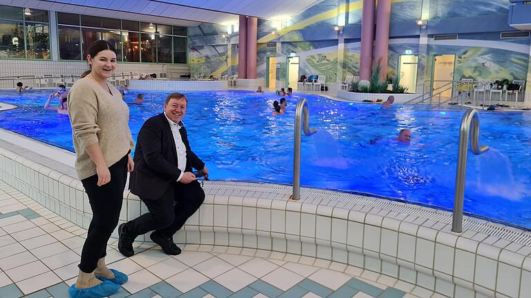 Heute misst der Chef ausnahmsweise mal selbst die Wassertemperatur. Das Bild zeigt die stellvertretende Leiterin der Tourist-Info Bad Königshofen, Sharon Köhler, und Kurdirektor Werner Angermüller.