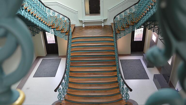 2012 bis 2017 wurde das Luitpoldbad in Bad Kissingen runderneuert. Die Treppengeländer waren nicht mehr vorhanden und wurden dann im damaligen Baustil der Neorenaissance nachgebaut. 2012 bis 2017 wurde das Luitpoldbad in Bad Kissingen runderneuert. Die Treppengeländer waren nicht mehr vorhanden und wurden dann im damaligen Baustil der Neorenaissance nachgebaut.