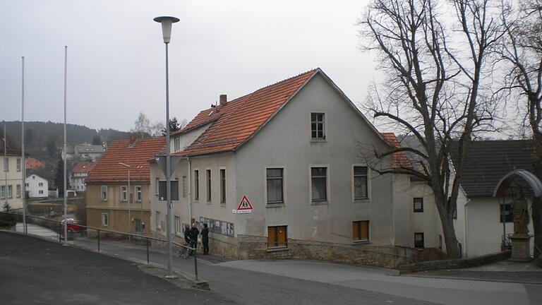 Wenig einladend: der Wollbacher Dorfplatz vor zehn Jahren. Rechts das alte Rathaus.