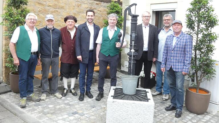 Mitwirkende bei der Realisierung des Brunnen-Revivals: Werner Heimrich (2.Vors. Gartenbauverein), Gerd Müller (Anwohner), Reichsschultheiß Bernhard Ludwig, Bürgermeister Manuel Kneuer, Reinhold Lamprecht (1.Vors. Gartenbauverein), Pfarrer Wolfgang Stumptner, Bauhofleiter Manfred Ludwig und Gemeinderat Norbert Müller (Leiter des Kreisbauhofs Schweinfurt).