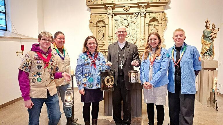 Die Pfadfinderinnen und Pfadfinder Paul, Verena, Anna, Lucia und Katha (von links) überbrachten Bischof Dr. Franz Jung (Dritter von rechts) das Friedenslicht aus Betlehem.