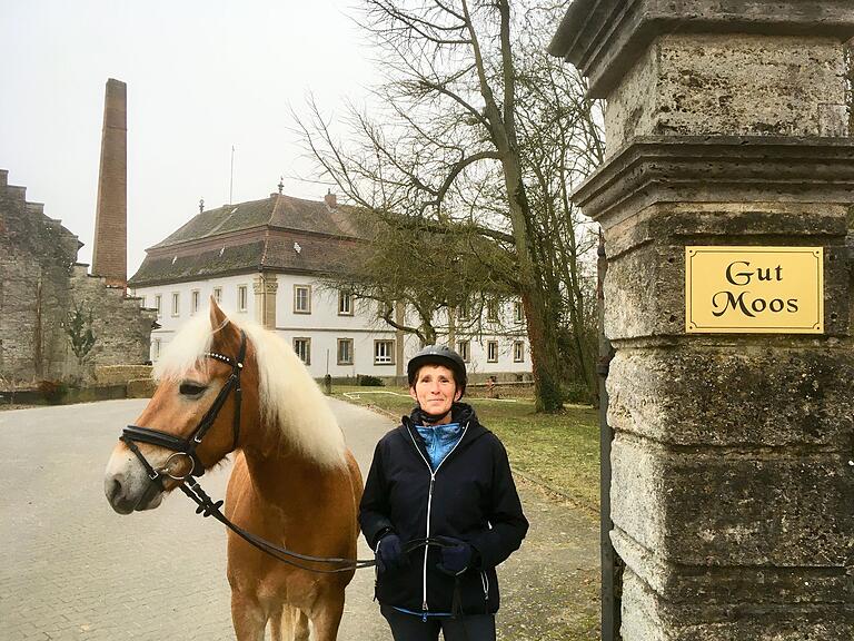 Gut Moos beherbergt heute einen großen Ausbildungs- und Pensionsstall, in dem bis zu 80 Pferde untergestellt werden können. Der baden-württembergische Reiterverein PSZV Tauber-Franken hat hier seinen Sitz.