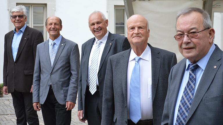 Das Goldene Landkreis-Ehrenzeichen bekamen Reimar Glückler, Edgar Kast, Walter Gutmann und Hans-Dieter Scherpf. Robert Kiesel (Mitte) besitzt es bereits. Das Goldene Landkreis-Ehrenzeichen bekamen Reimar Glückler, Edgar Kast, Walter Gutmann und Hans-Dieter Scherpf. Robert Kiesel (Mitte) besitzt es bereits.