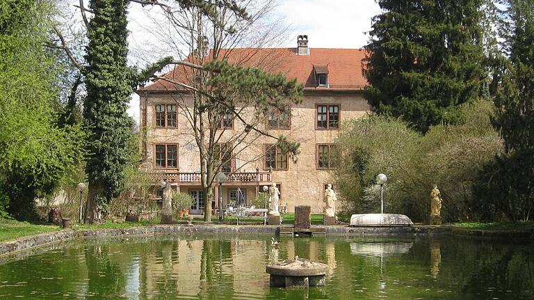 Der Park mit Schloss und Fischteich. Der Park mit Schloss und Fischteich.