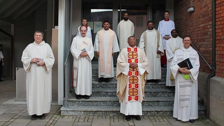 Pater George Baby Kalathuparampil (vorne, Mitte) konnte sein 25. Priesterjubiläum und seinen 60. Geburtstag feiern.