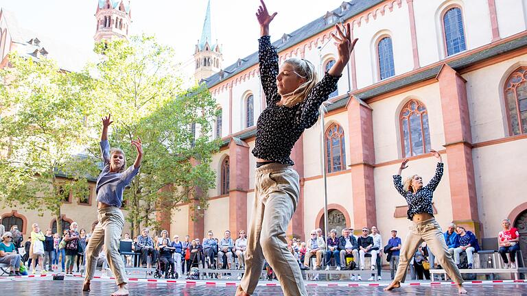 Der tanzSpeicher, der zum Januar 2022 ins Museum am Dom umziehen wird, machte einen Open-Air-Spielzeit-Auftakt auf dem Kiliansplatz in Würzburg.