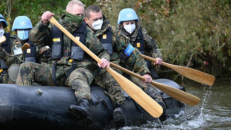 Der Motor ist ausgefallen: Jetzt müssen die angehenden Militärbeobachter zum Paddel greifen.