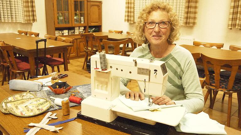 Barbara Jung ist eine der Näherinnen, die im ersten Nähcafé der Gemeinde-Allianz Hofheimer Land am kommenden Freitag in Geroldswind Reparaturarbeiten übernehmen.