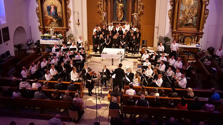 Konzert KlangArt des Blasorchesters Sand mit dem Sander Gospelchor und der Geigerin Eva Hennevogl.