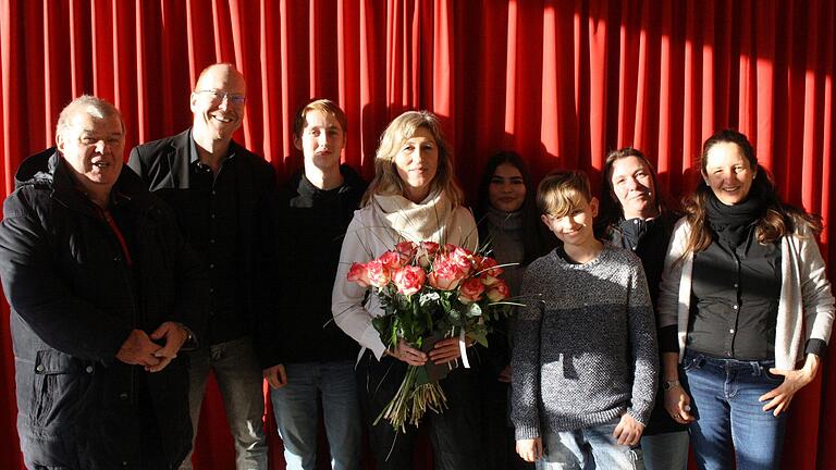 Peter Schäfer (Förderkreis), Schulleiter Michael Hümmer, Jona Giffing (Schülersprecher), Gaby Roth, Mina Akbari (Schülersprecherin), Leonardo Zogaj (Schülersprecher), Ute Rost vom Elternbeirat und Konrektorin Martina Baumann