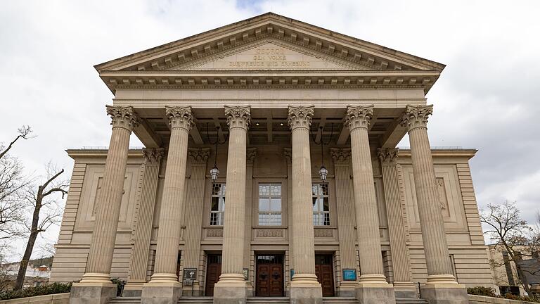 Staatstheater Meiningen - Thüringens Einfluss bis Hollywood       -  Die repräsentative Fassade des Staatstheaters Meiningen. Das jetzige Gebäude wurde 1909 im Stil des Neoklassizismus eröffnet. Theatergeschichte wurde von hier aus aber schon Jahrzehnte vorher geschrieben, als die Meininger Ende des 19. Jahrhunderts zahlreiche Gastspiele in ganz Europa absolvierten. (Archivfoto)