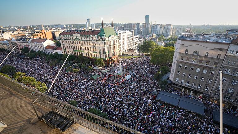 Protest gegen Lithiumabbau in Serbien       -  Tausende Menschen demonstrieren in Belgrad gegen eine geplante Lithium-Mine.