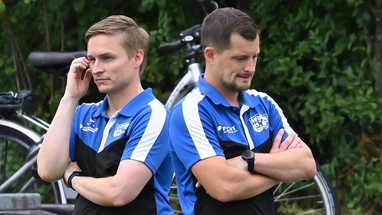 Die beiden Trainer Michael Ganß (links) und Oliver Stumpf (rechts) blicken zufrieden auf den bisherigen Saisonverlauf der DJK Salz/Mühlbach zurück. Die beiden Trainer Michael Ganß (links) und Oliver Stumpf (rechts) blicken zufrieden auf den bisherigen Saisonverlauf der DJK Salz/Mühlbach zurück.