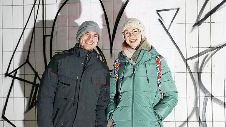Pascal Mischler von Mystery Forest und Johanna Kassner vom Jugendhaus Gerolzhofen freuen sich auf das gemeinsame Kunstprojekt. Die fertigen Bilder werden sowohl als Deko für den Rave verwendet als auch im Nachhinein das Jugendhaus schmücken. Pascal Mischler von Mystery Forest und Johanna Kassner vom Jugendhaus Gerolzhofen freuen sich auf das gemeinsame Kunstprojekt. Die fertigen Bilder werden sowohl als Deko für den Rave verwendet als auch im Nachhinein das Jugendhaus schmücken.