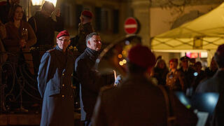 Bundeswehr lädt ein zur Indienststellung und Verleihung des Beinamens 'Mainfranken' an das schwere Logistikbataiollon 467.
Das Heeresmusikkorps Veitshöchheim spielt eine Serenade auf dem Marktplatz in Volkach.