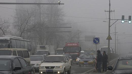 Smog in Peking       -  Der schwere Smog belastet Peking und andere chinesische Städte schon seit Anfang Januar. Foto: Adrian Bradshaw